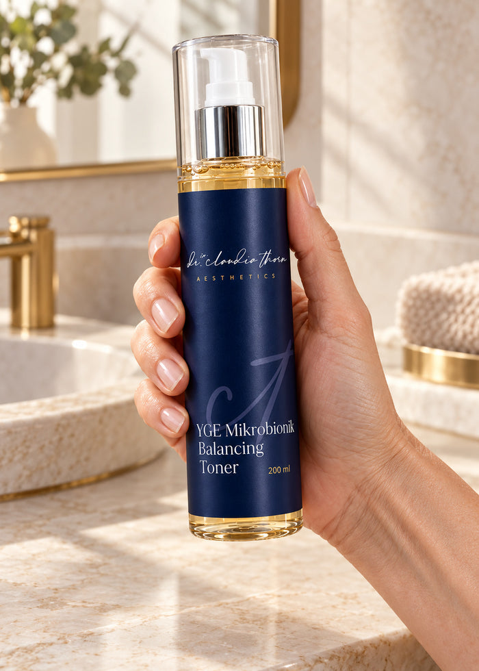 Eine Hand hält die Flasche Balancing Toner.