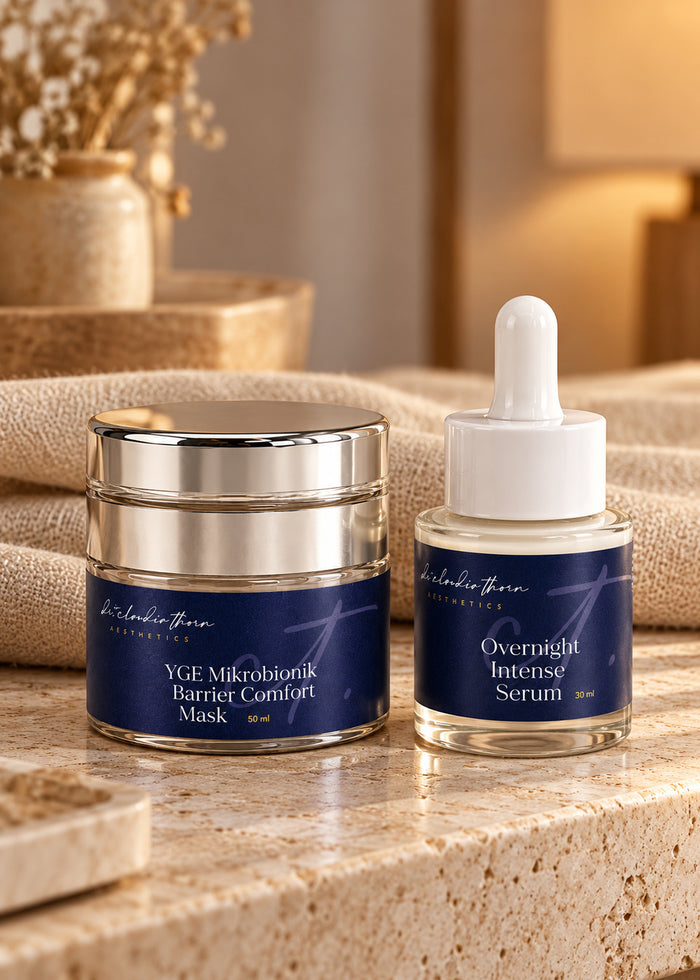 Die Maske und das Overnight Intense Serum stehen nebeneinander.